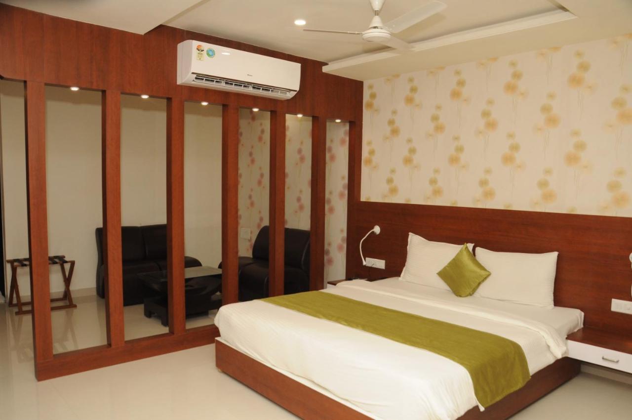 Madhuvan Suites By Blues Dwārka Extérieur photo